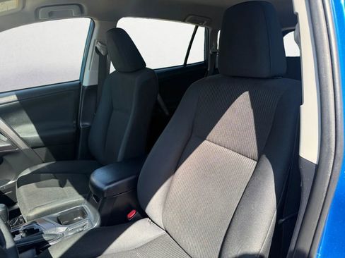 Used 2018 Toyota RAV4 LE image 16