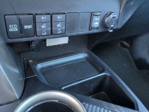 Used 2015 Toyota RAV4 Limited image 29