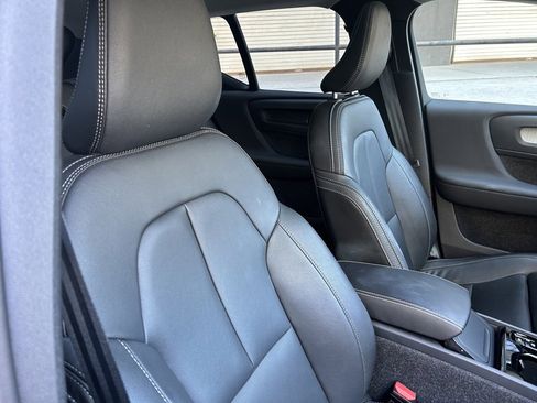 Certified 2025 Volvo XC40 B5 Plus image 17