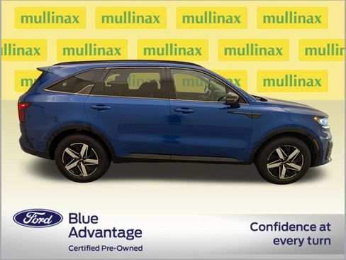 Used 2022 Kia Sorento S w/ Panoramic Sunroof Package FWD image 2