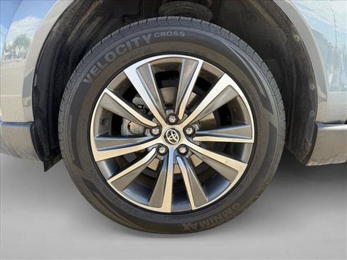 Used 2021 Toyota Venza LE w/ Carpet Mat Package (TMS) AWD/4WD image 26