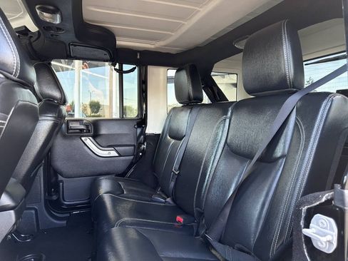 Used 2015 Jeep Wrangler Unlimited Rubicon w/ Dual Top Group AWD/4WD image 27