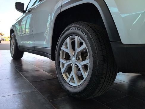 Used 2023 Jeep Grand Cherokee Limited image 12