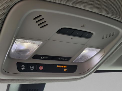 Used 2019 Chevrolet Traverse LT image 12