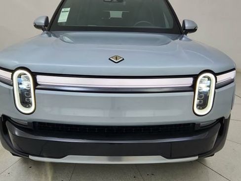 Used 2025 Rivian R1S Adventure image 9