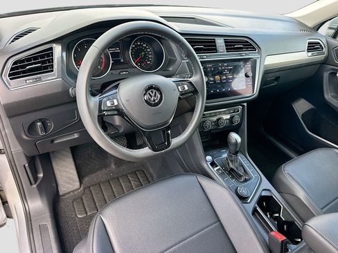 Used 2021 Volkswagen Tiguan SE w/ Panoramic Sunroof Package image 9