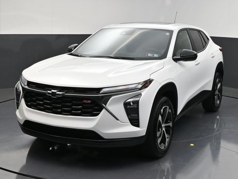 Certified 2025 Chevrolet Trax RS w/ Sunroof Package FWD image 3