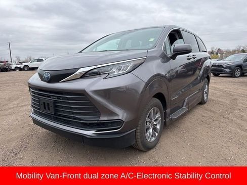 Used 2023 Toyota Sienna LE image 1