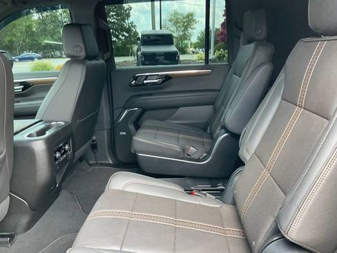 Used 2025 Chevrolet Suburban High Country AWD/4WD image 18