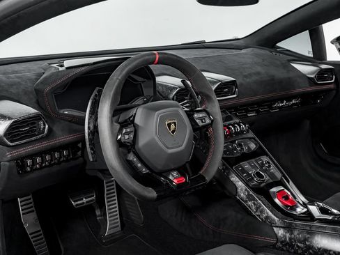 Used 2018 Lamborghini Huracan Performante AWD/4WD image 12