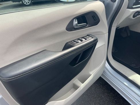 Used 2024 Chrysler Pacifica Touring-L FWD image 11