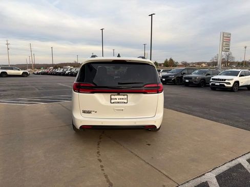 New 2026 Chrysler Pacifica Select w/ S Appearance Package image 5