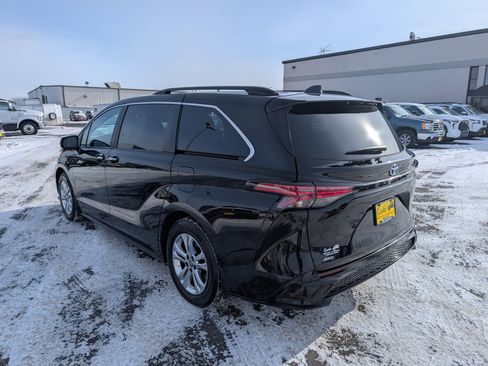 Used 2023 Toyota Sienna XSE image 6
