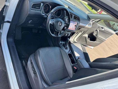 Used 2019 Volkswagen Tiguan SE w/ Panoramic Sunroof Package image 12