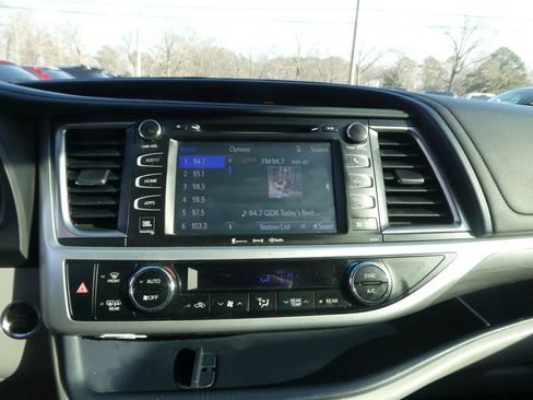 Used 2019 Toyota Highlander Limited image 22