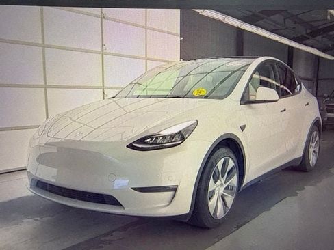 Used 2021 Tesla Model Y Long Range AWD/4WD image 2