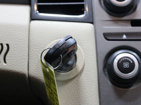 Used 2018 Ford Taurus SE image 22