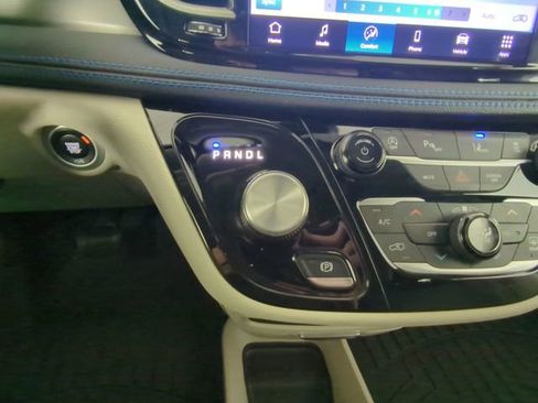 Used 2021 Chrysler Pacifica Touring-L image 28
