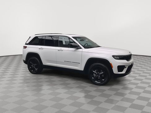 Used 2024 Jeep Grand Cherokee Altitude AWD/4WD image 41