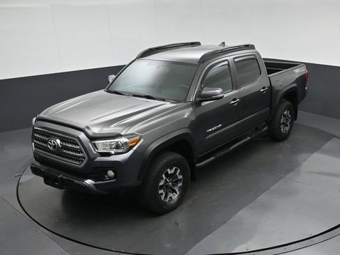 Used 2017 Toyota Tacoma TRD Off-Road image 63