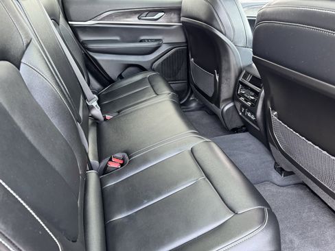 Used 2023 Jeep Grand Cherokee Limited image 14