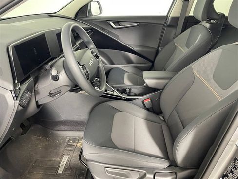 Certified 2025 Kia Niro LX image 2
