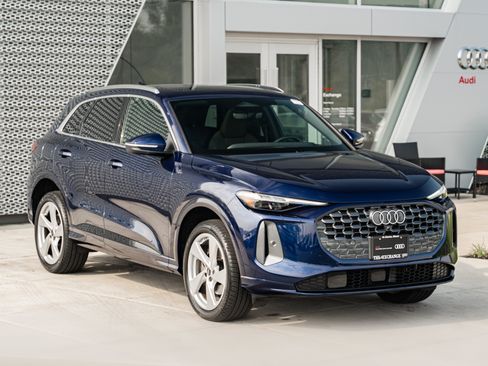 Certified 2025 Audi Q5 Premium w/ Premium Plus AWD/4WD image 2