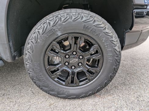 Used 2022 Chevrolet Silverado 1500 ZR2 w/ Technology Package image 11