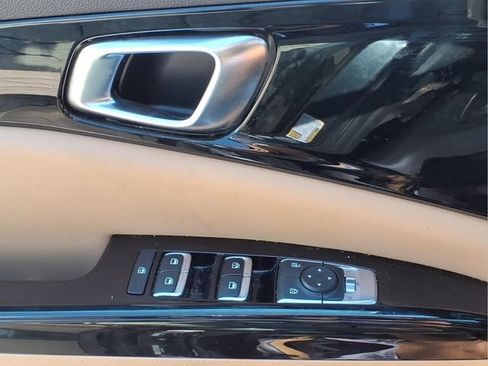 Used 2024 Kia Carnival EX FWD image 17