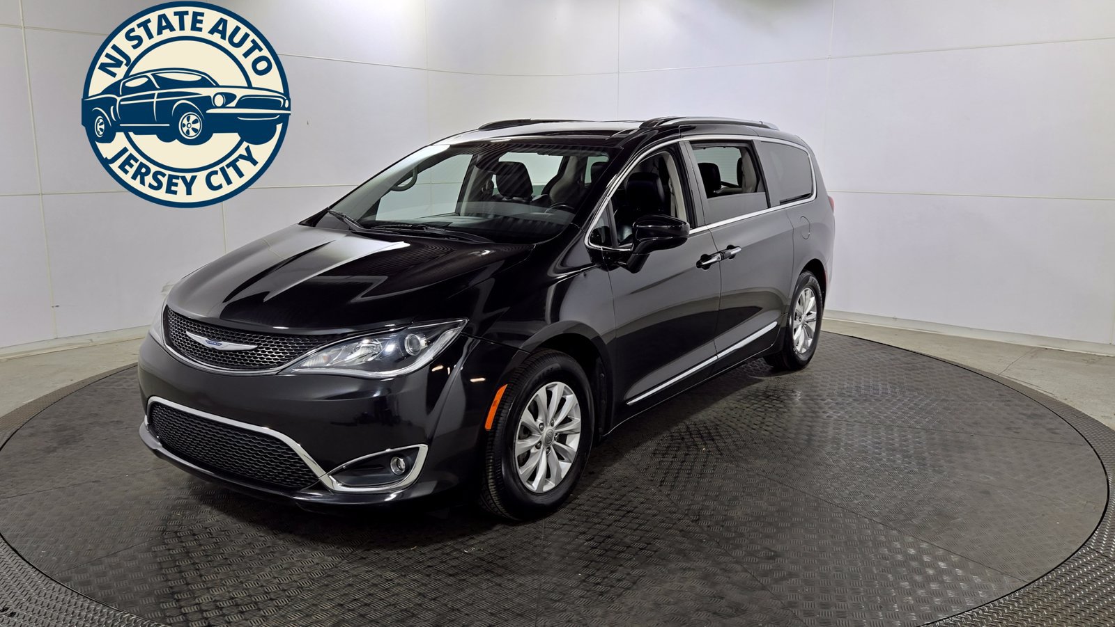 Used 2019 Chrysler Pacifica Touring-L FWD image 3