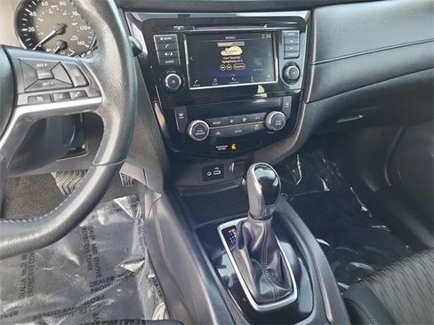 Used 2018 Nissan Rogue SV image 14