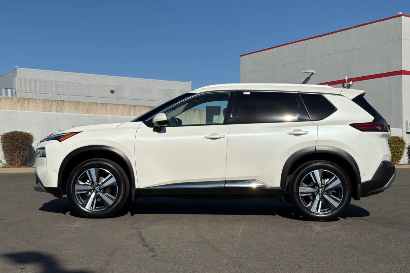 Used 2023 Nissan Rogue Platinum w/ Platinum Premium Package FWD image 9