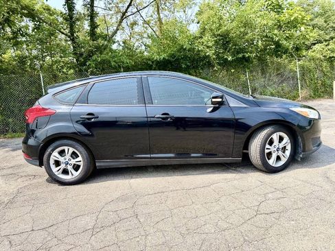 Used 2017 Ford Focus SE FWD image 2