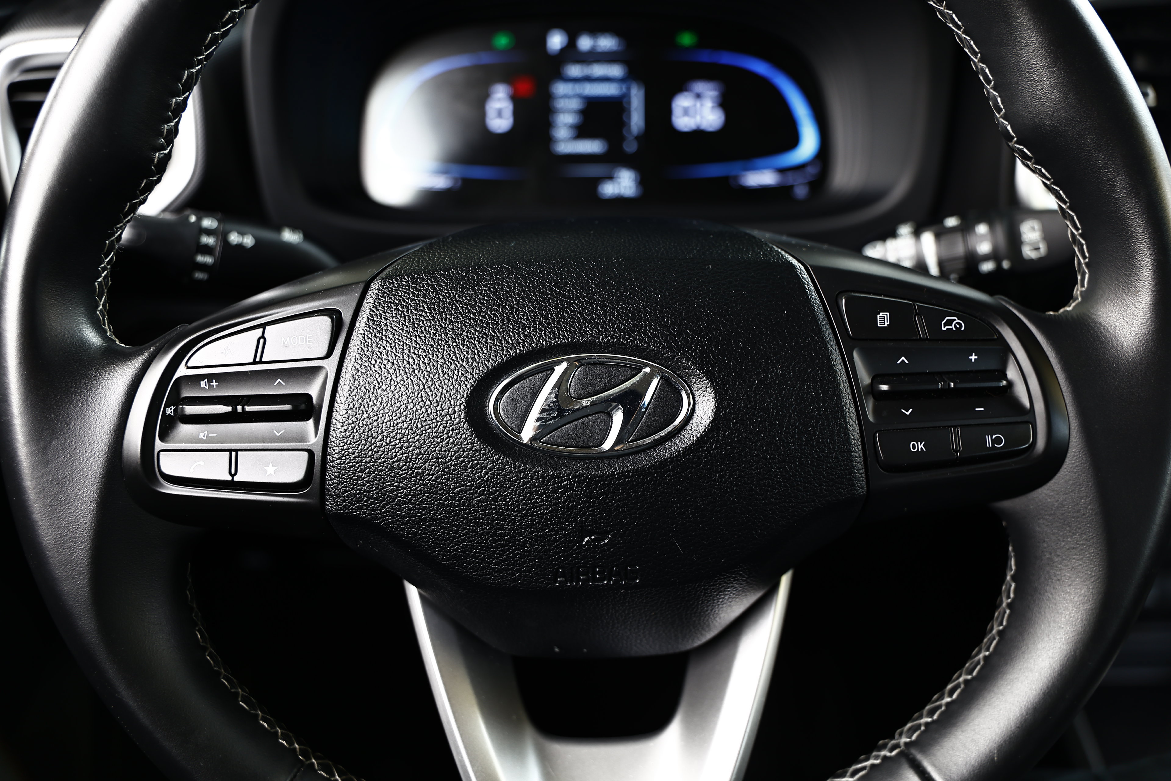 Used 2025 Hyundai Venue SEL FWD image 32