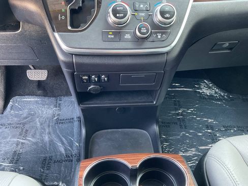 Used 2016 Toyota Sienna Limited w/ Protection Package FWD image 28
