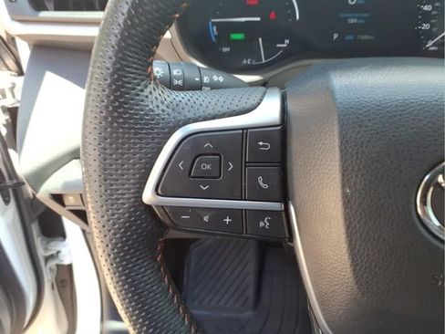 Used 2023 Toyota Sienna XSE FWD image 16