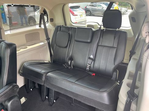 Used 2015 Chrysler Town & Country Touring w/ Driver Convenience Group FWD image 21