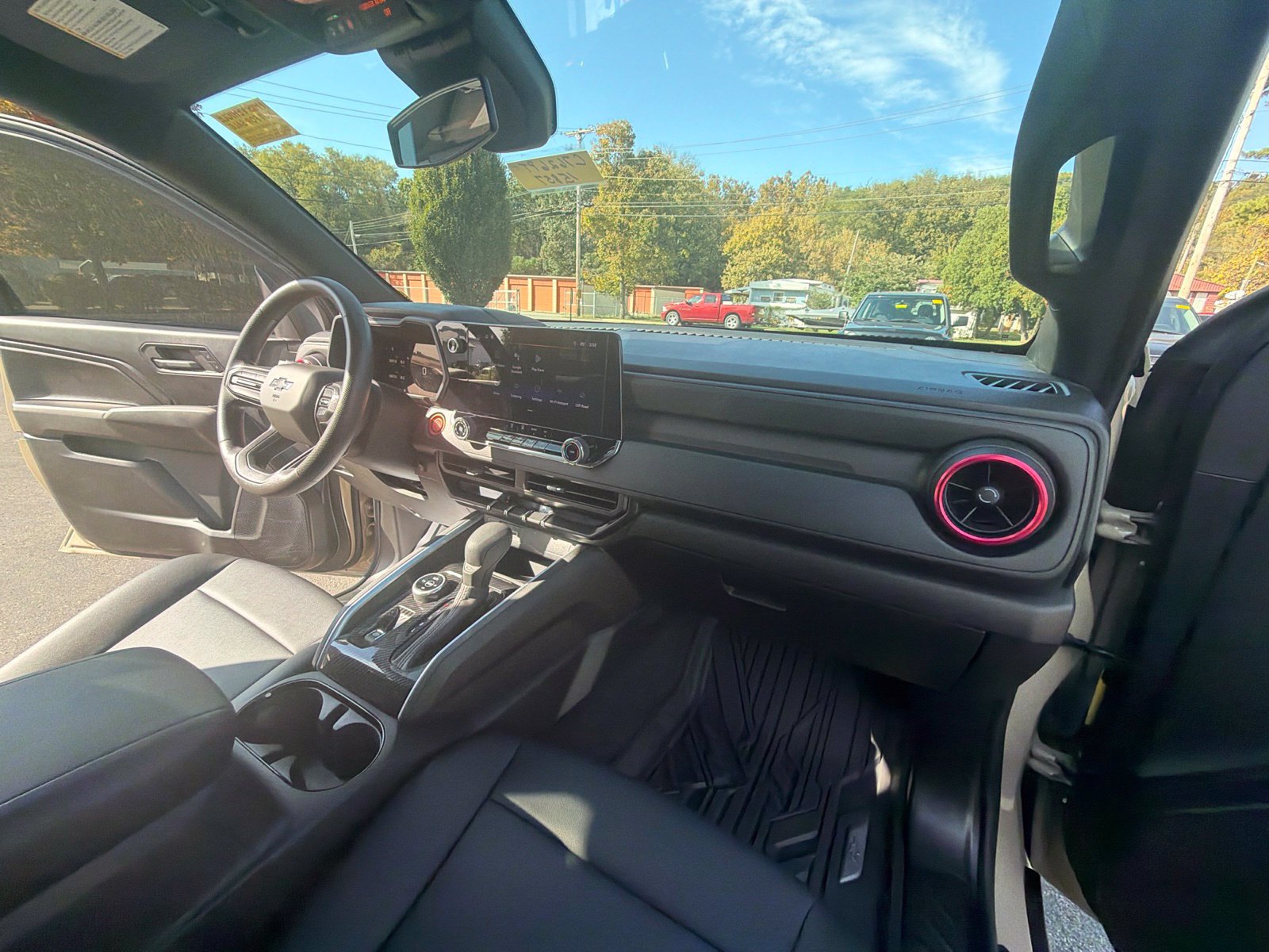 Used 2024 Chevrolet Colorado Trail Boss w/ LPO, Dark Essentials Package AWD/4WD image 29