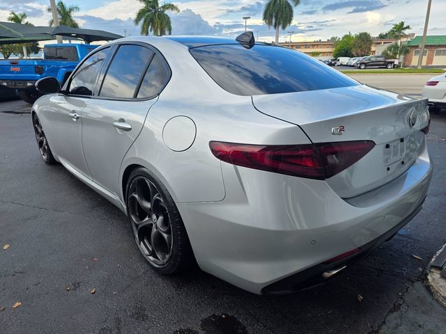 Used 2017 Alfa Romeo Giulia Ti w/ TI 19" Sport Package RWD image 4