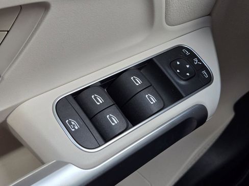 Used 2022 Mercedes-Benz GLB 250 w/ Premium Package Lite image 30