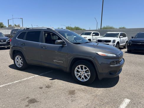 Used 2018 Jeep Cherokee Latitude Plus w/ Trailer Tow Group AWD/4WD image 6