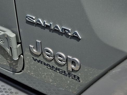 Used 2018 Jeep Wrangler Unlimited Sahara AWD/4WD image 5