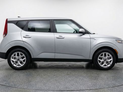 Used 2025 Kia Soul LX w/ LX Technology Package image 11