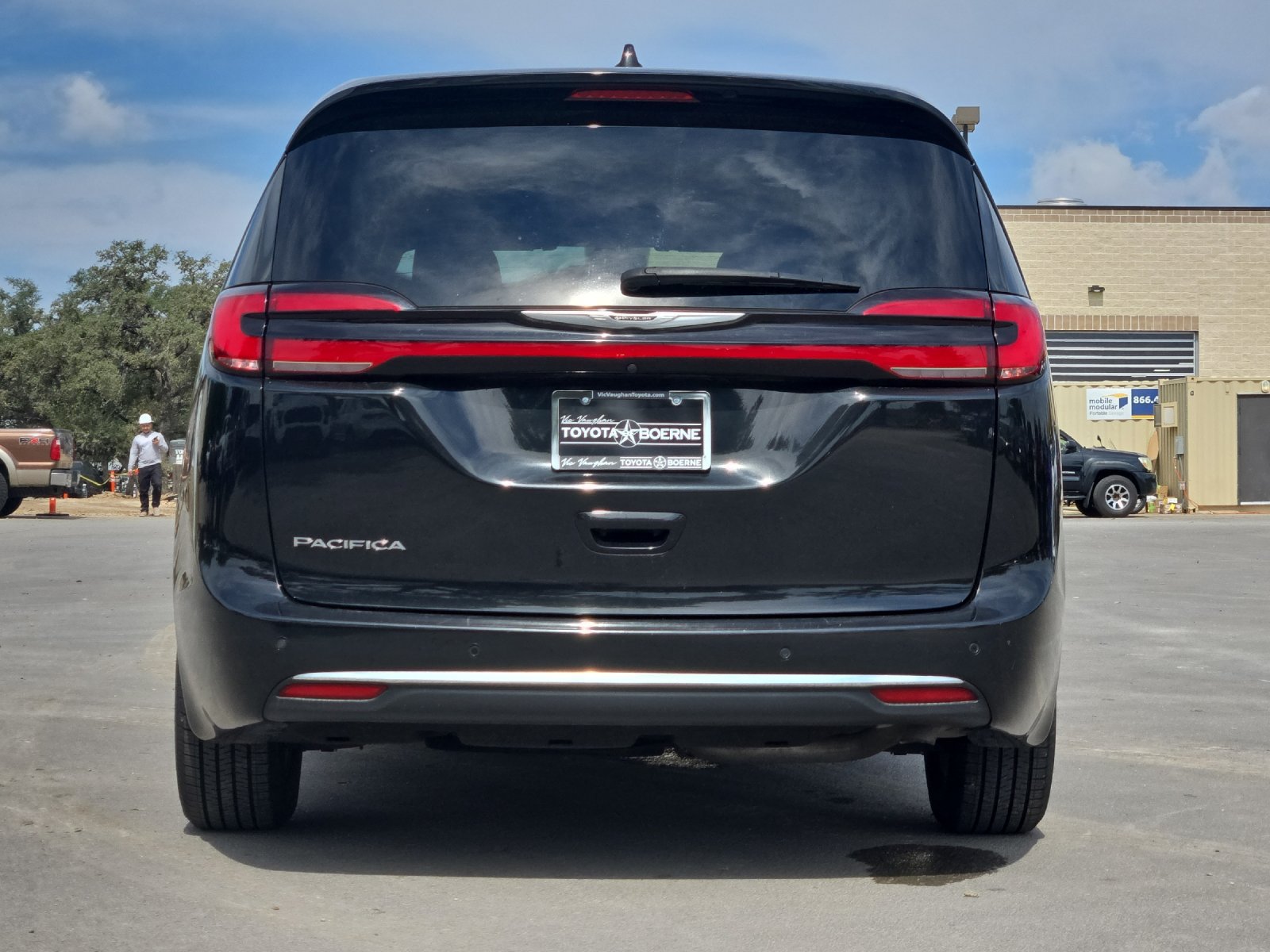 Used 2023 Chrysler Pacifica Touring-L FWD image 4