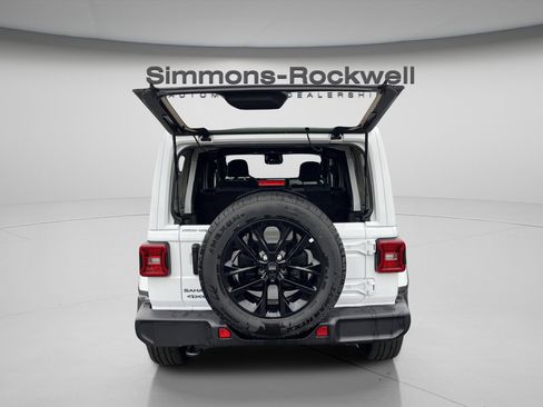 Used 2025 Jeep Wrangler Sahara image 12