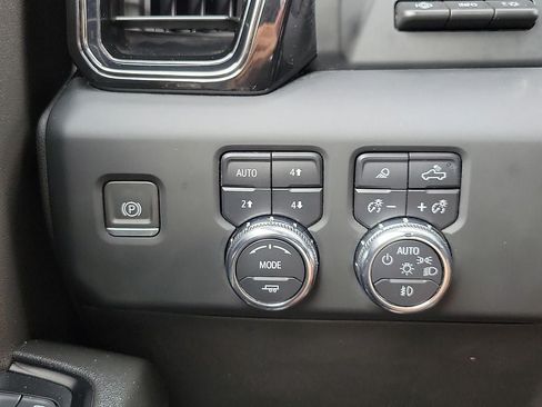 Used 2023 GMC Sierra 1500 AT4 w/ AT4 Premium Package AWD/4WD image 14