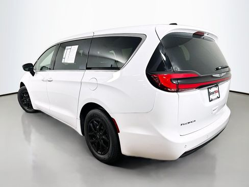 Used 2026 Chrysler Pacifica Select FWD image 5