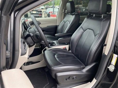 Used 2023 Chrysler Pacifica Touring-L image 9