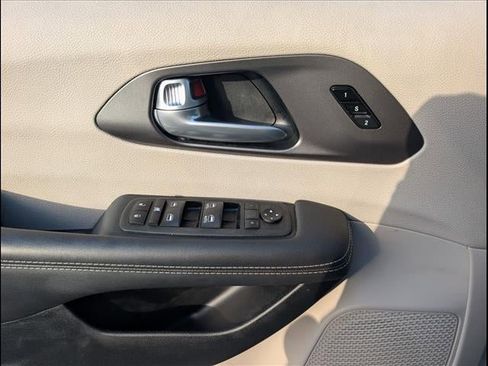 Used 2024 Chrysler Pacifica Touring-L image 15