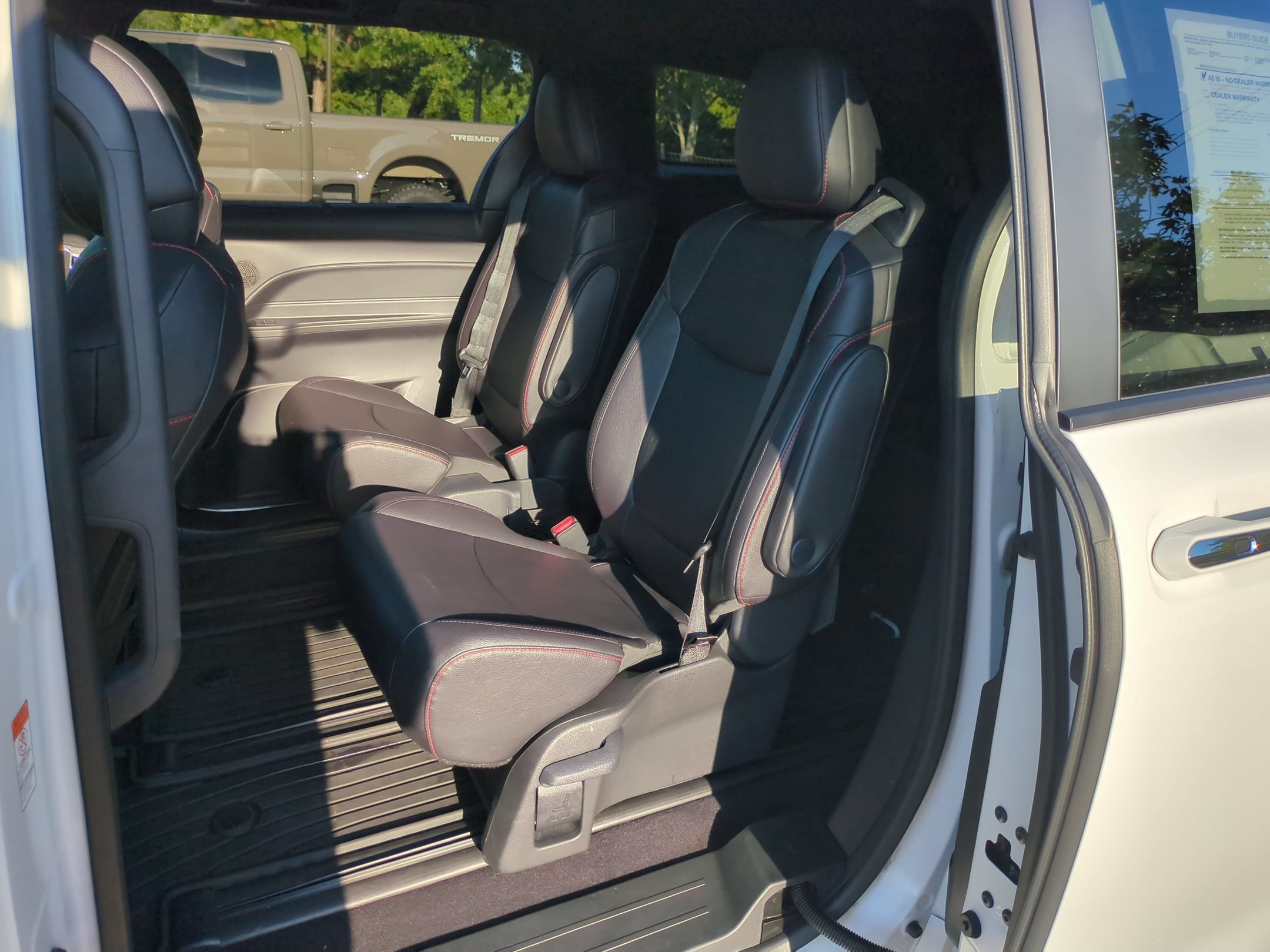 Used 2025 Toyota Sienna XSE FWD image 30
